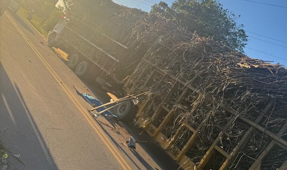 Caminhoneiro é atropelado e morre após descer de veículo para verificar pneu em São Francisco