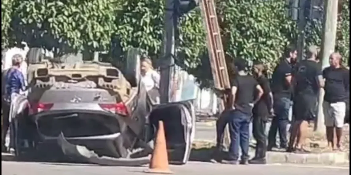 Acidente entre carros provoca capotamento e deixa uma pessoa ferida em Campos