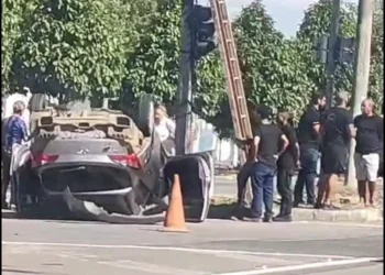 Acidente entre carros provoca capotamento e deixa uma pessoa ferida em Campos