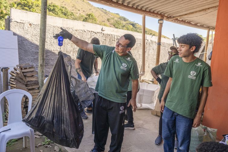 Peixe antes desprezado melhora renda de mulheres da pesca no Rio