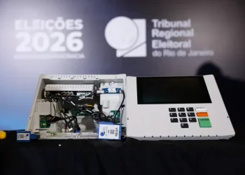 TRE-RJ abre urna para o público e defende segurança do voto eletrônico