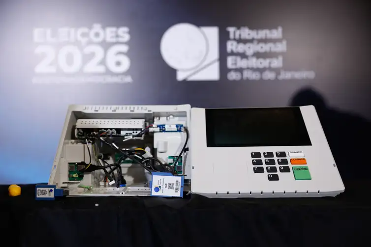 TRE-RJ abre urna para o público e defende segurança do voto eletrônico
