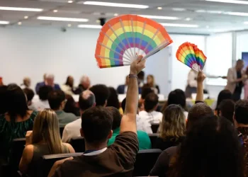 Candidaturas LGBT+ têm recorde em 2026 e se espalham por mais partidos