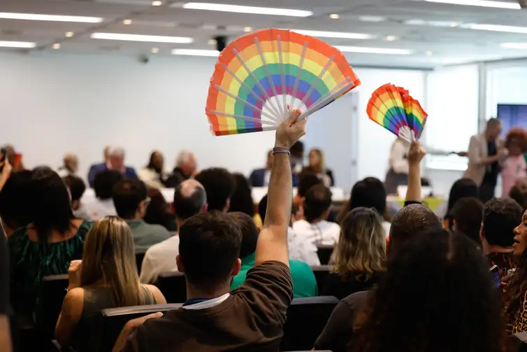 Candidaturas LGBT+ têm recorde em 2026 e se espalham por mais partidos