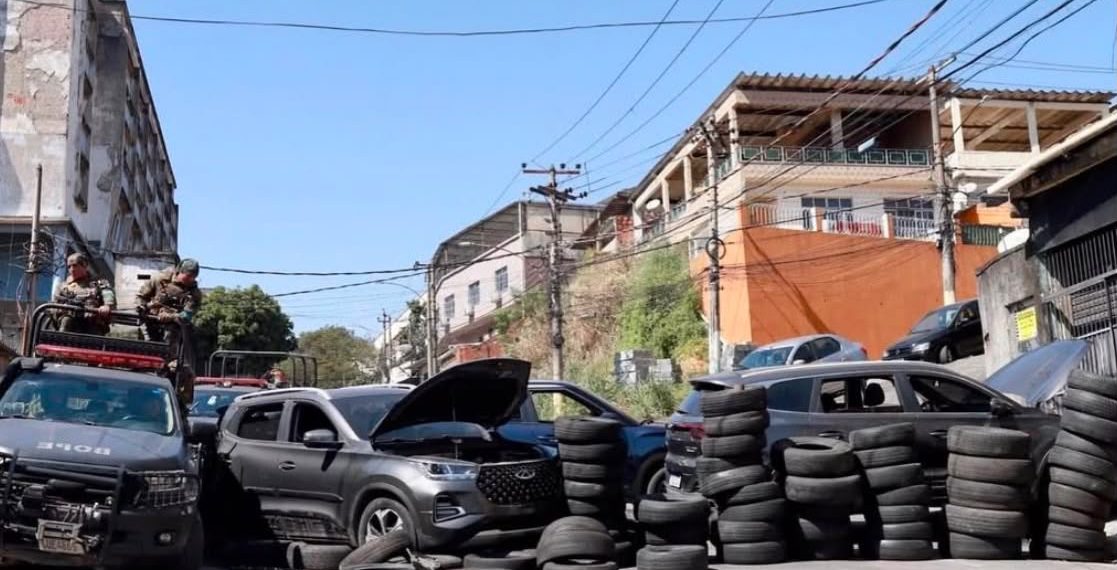 Carros-bomba prontos para explodir com aproximação de policiais são encontrados durante operação no RJ