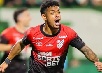 Quem é Léo Derik, jogador do Athletico condenado por estupro?