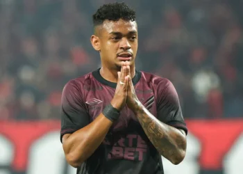 Léo Derik, lateral do Athletico, é condenado a 13 anos por estupros; jogador recorre em liberdade
