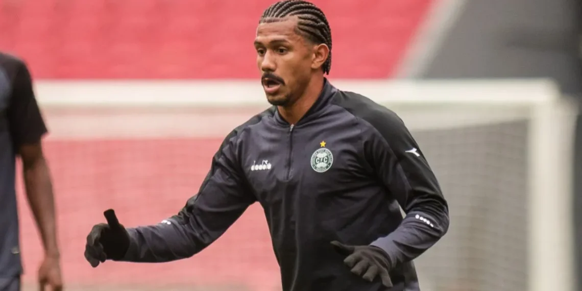 Seabra surpreende no Coritiba e dá chance a jogador ‘esquecido’