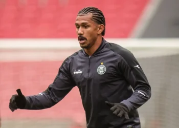 Seabra surpreende no Coritiba e dá chance a jogador ‘esquecido’