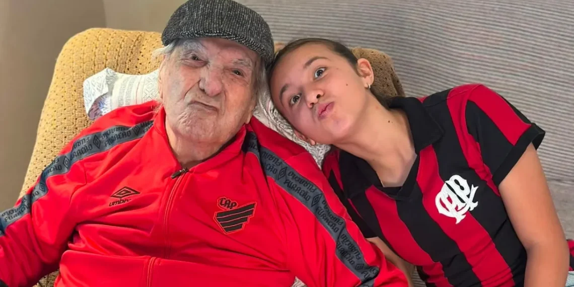 Ídolo do Athletico e ex-Corinthians recebe festa emocionante aos 102 anos
