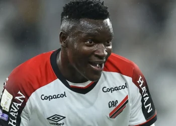 Botafogo x Athletico acaba com confusão entre jogadores e gesto antirracismo