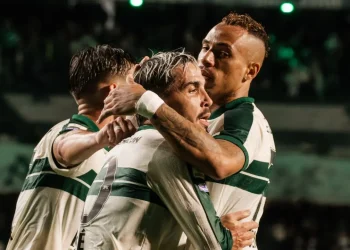 Coritiba supera lesões, volta a vencer no Couto e alivia pressão no Brasileirão