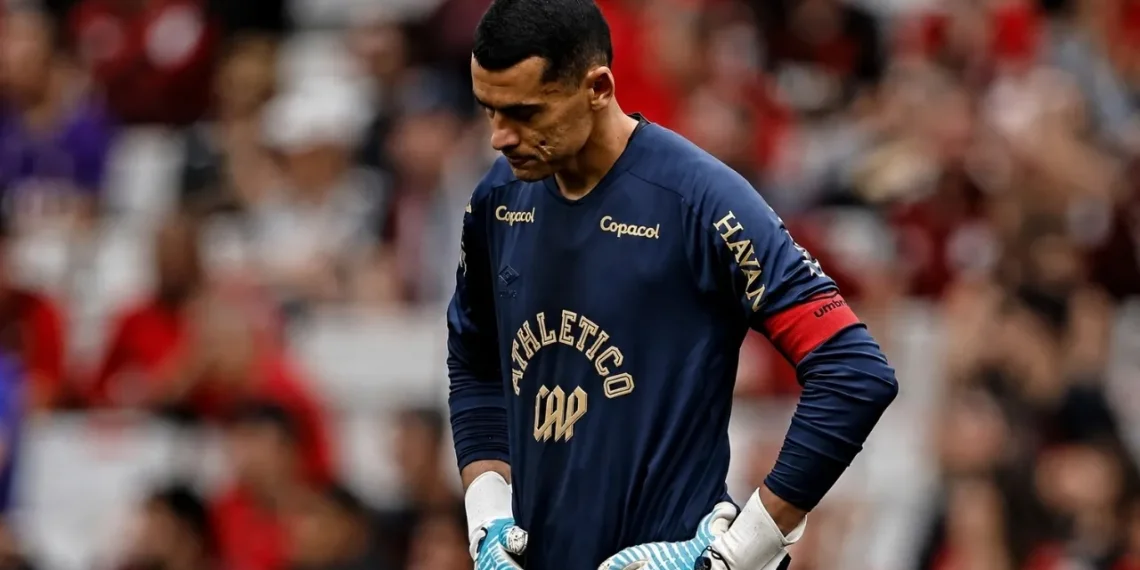 Por que Santos deve continuar no gol do Athletico? Aqui a resposta