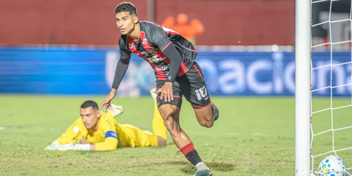Em jogo de falhas, goleiro Santos ultrapassa Sicupira em ranking histórico do Athletico