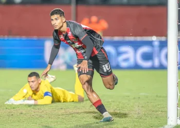 Em jogo de falhas, goleiro Santos ultrapassa Sicupira em ranking histórico do Athletico