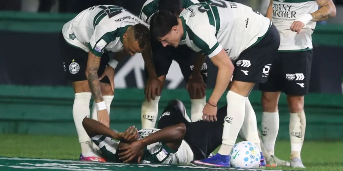 Jacy repete Joel, cai em túnel do Coritiba na comemoração, mas gol é anulado
