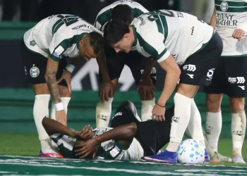Jacy repete Joel, cai em túnel do Coritiba na comemoração, mas gol é anulado