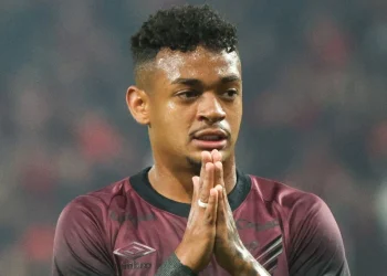 Odair Hellmann quebra silêncio sobre Léo Derik após empate do Athletico
