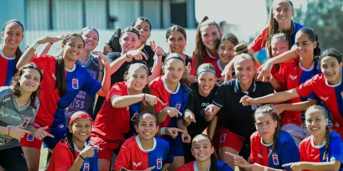 Irmãs gêmeas se destacam em goleada da equipe feminina do Paraná Clube