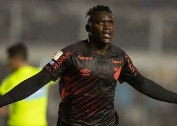 Contestado? Viveros dispara na artilharia do Brasileirão e bate marca histórica pelo Athletico