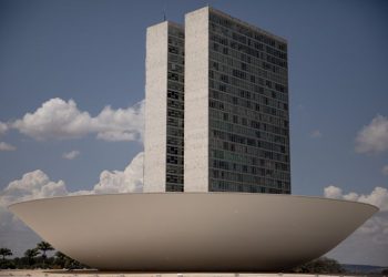 Avanço da IA corrói financiamento do jornalismo profissional no Brasil