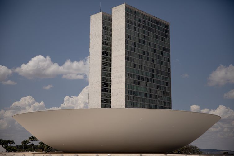 Avanço da IA corrói financiamento do jornalismo profissional no Brasil