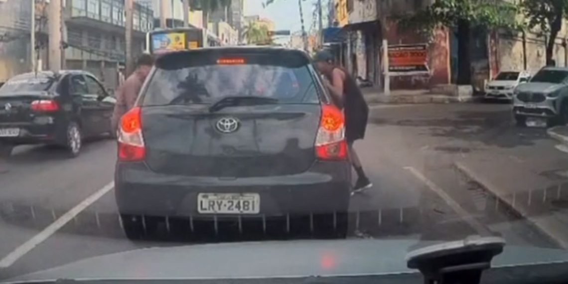 Criminosos são flagrados assaltando no trânsito em área com câmeras de reconhecimento facial