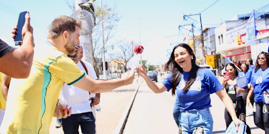Wladimir oferece maçã do amor a Delegada Madeleine durante encontro em Goytacazes