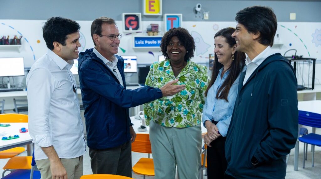 Paes promete levar modelo dos GETs para toda a rede estadual e tirar Rio do último lugar em aprendizagem