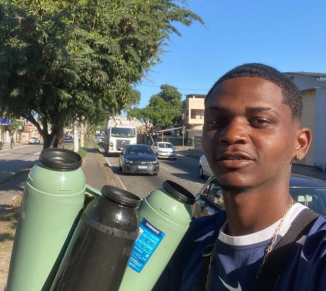 Jovem campista viraliza na internet vendendo café no sinal