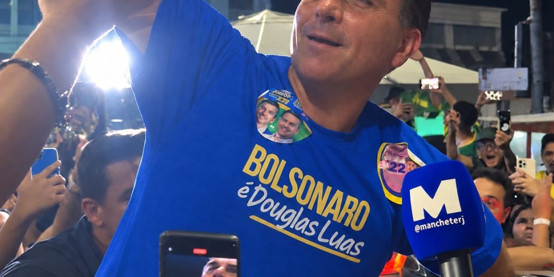 Flávio Bolsonaro se despede de Campos prometendo CNH aos 16 anos e redução da maioridade penal