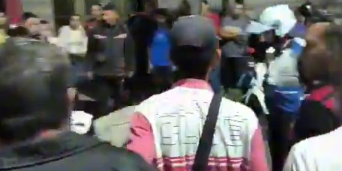 Motoboys se revoltam após entregador ser baleado na cabeça durante abordagem; PM foi preso em flagrante