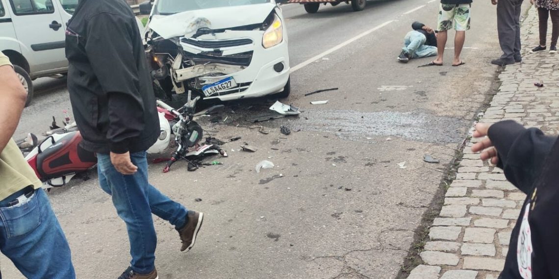 Homem fica ferido após colisão entre carro e moto em Campos