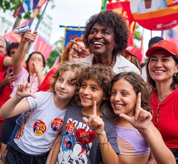 Benedita caminha em meio à multidão durante CarnaLula em Copacabana