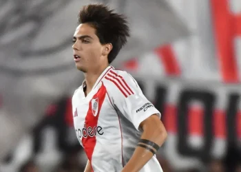 Ex-Athletico e promessa do River Plate rompe ligamento do joelho pela segunda vez