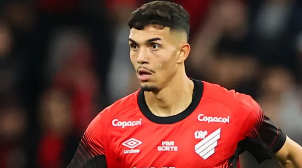 Barcelona manda olheiro ao Brasil para ver Arthur Dias, promessa do Athletico