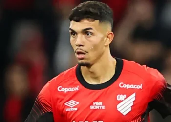 Barcelona manda olheiro ao Brasil para ver Arthur Dias, promessa do Athletico