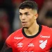 Barcelona manda olheiro ao Brasil para ver Arthur Dias, promessa do Athletico