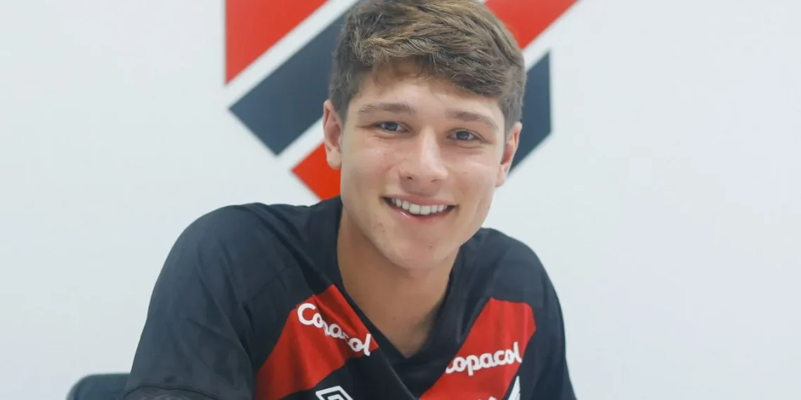 Promessa do Athletico com multa astronômica enfrenta drama com nova lesão grave