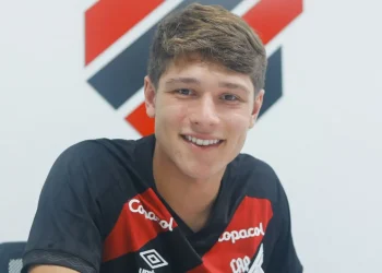 Promessa do Athletico com multa astronômica enfrenta drama com nova lesão grave