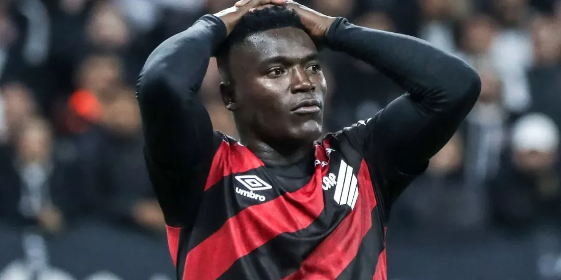 Athletico se manifesta após caso de racismo contra Viveros