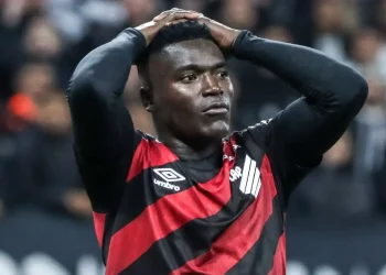 Athletico se manifesta após caso de racismo contra Viveros