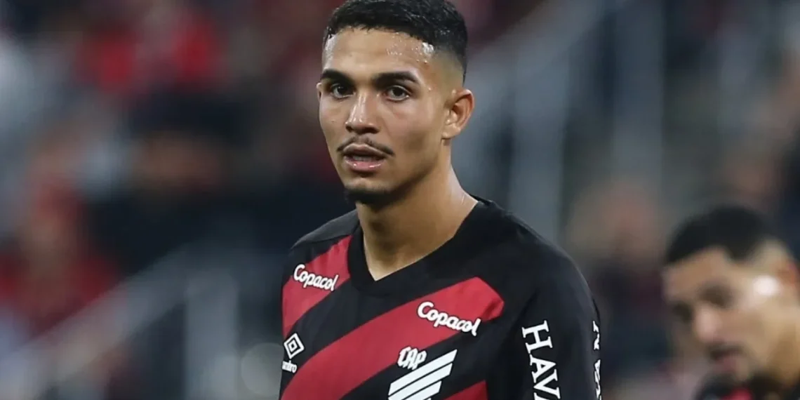 Arthur Dias, do Athletico e da seleção brasileira, vira o zagueiro mais valioso do Brasileirão