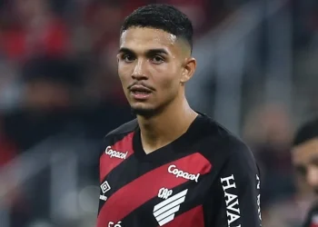 Arthur Dias, do Athletico e da seleção brasileira, vira o zagueiro mais valioso do Brasileirão