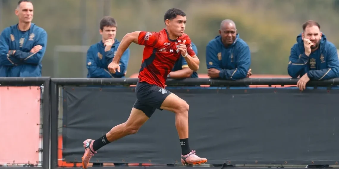 Odair e diretor do Athletico dão palestras em curso com coordenador do Coritiba entre os alunos