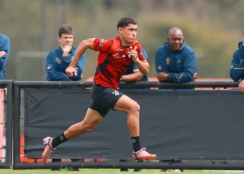 Odair e diretor do Athletico dão palestras em curso com coordenador do Coritiba entre os alunos