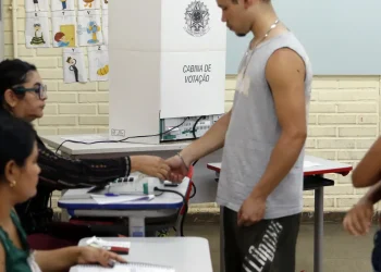 Caminhos da Reportagem: importância do voto para jovens e idosos