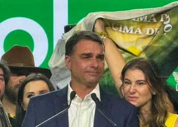 Flávio usou jatinho ligado a Vorcaro em viagem em 2025, diz revista
