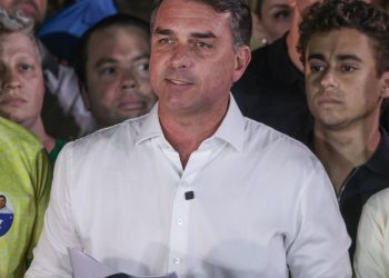 Em carta golpista, Flávio agradece Milei e Trump por apoio para fuga