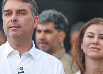 Flávio Bolsonaro participa de missa na Catedral de Brasília